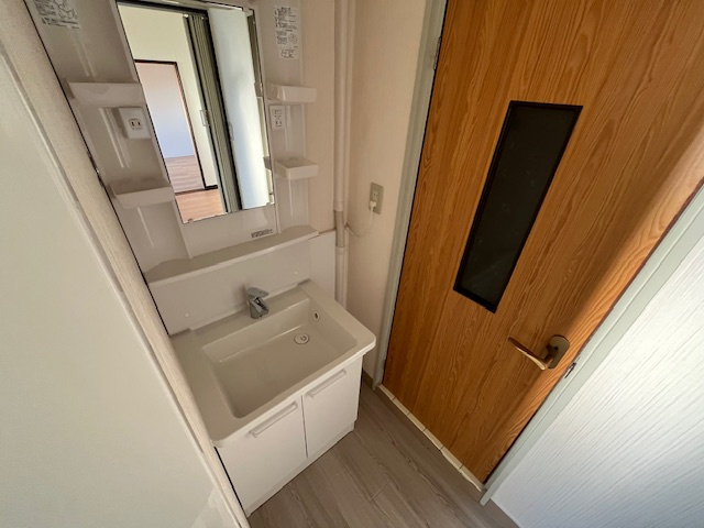 末広マンションの独立洗面台