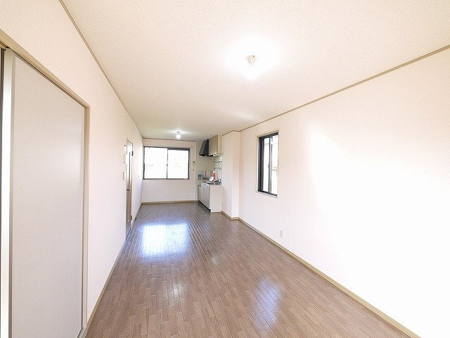 プラムハイツの内装|明るい室内です