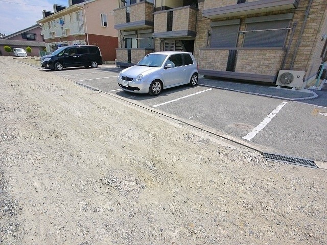 ザウバーの駐車場|車をお持ちの方に嬉しい駐車場付きの物件です