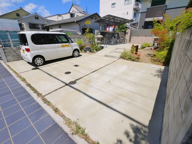 フォレストメゾンならまちの駐車場|駐車場があるので、車を買う予定の方も安心です