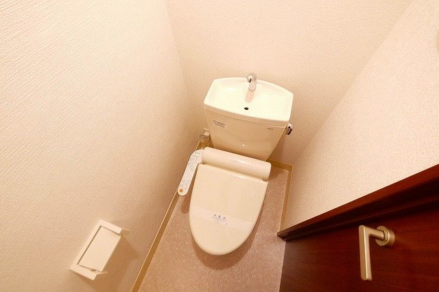 井田マンションのトイレ|落ち着いた色調のトイレです