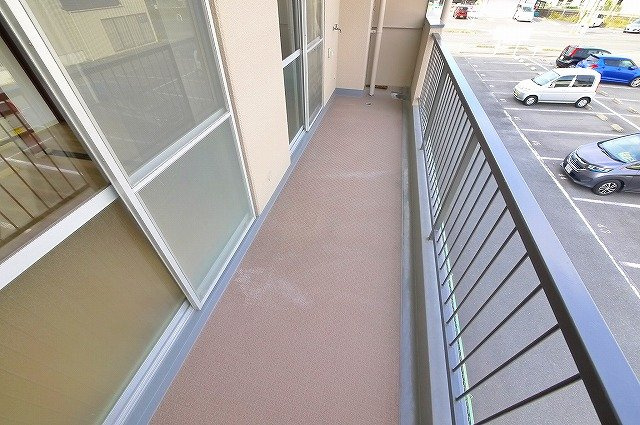 井田マンションのバルコニー|暖かな日差しのふりそそぐバルコニー