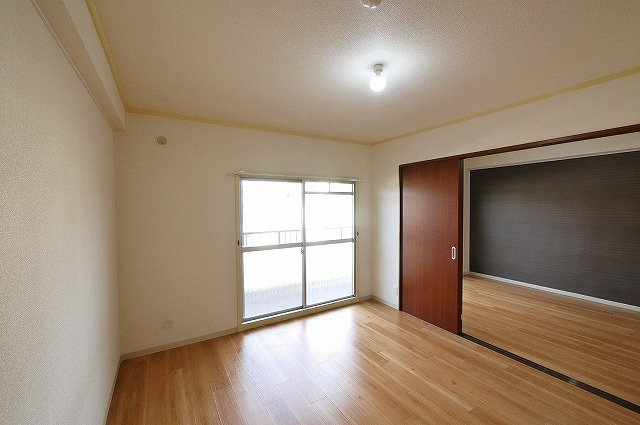 井田マンションの洋室|広々とした洋室です