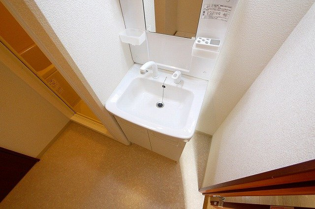 井田マンションの洗面所|明るい洗面所です