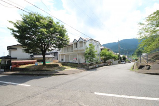 【前面道路含む現地写真】 | 奥に自然の山々が見えます。前道から琵琶湖も見えます