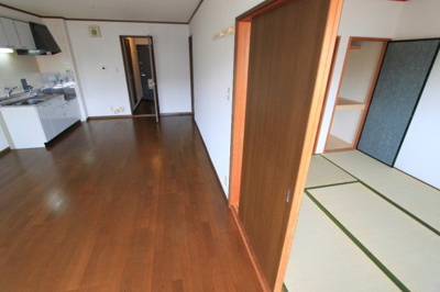 【居間・リビング】 | ビレット・ルネ | こちらの居間で趣味の時間をお楽しみください