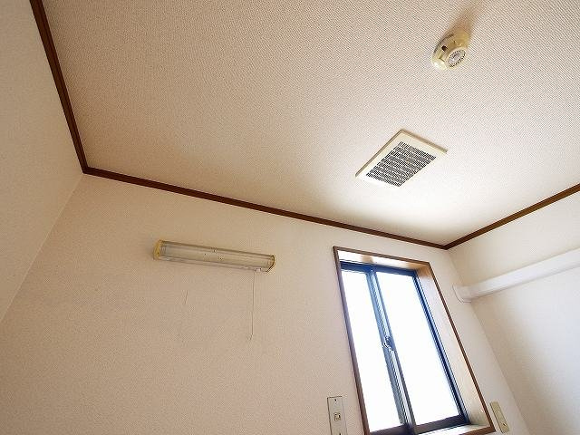 メゾンレイ天理の内装|明るい色調の室内です