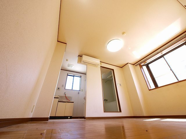 メゾンレイ天理の洋室|落ち着いた色調の洋室です