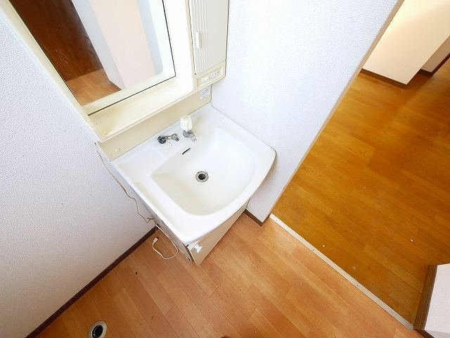 メゾンレイ天理の洗面所|忙しい朝には欠かせない洗面所です