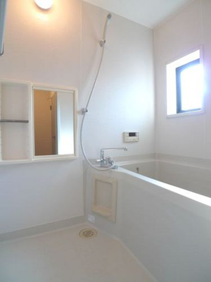 【浴室】 | パークスクエア | 浴室に窓も有り湯気がこもらずにすみます