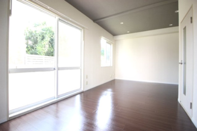 【洋室】 | ベルテ伊藤 | 白い壁に天井のアクセントクロスが引き立つお部屋です