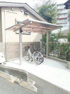 【その他共用部分】 | 屋根付きの駐輪場があるので雨が降っても大切な自転車が濡れません☆駅から自転車もオススメです♪ちょっとしたお買い物にも自転車があると便利ですよね！