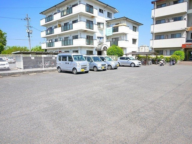 サンガーデン（田井庄町）の駐車場|駐車場も広々