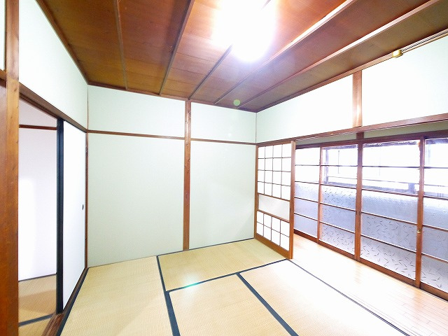 森中貸家の寝室|広くて明るい寝室