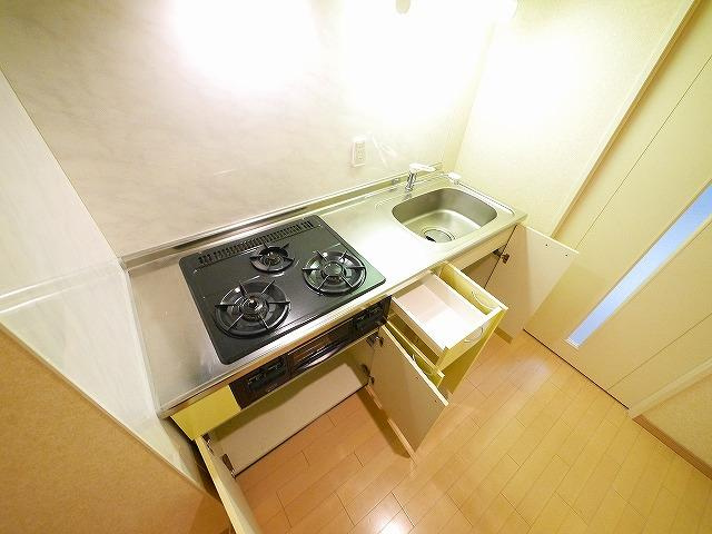 プリマヴェリーレの居間・リビング|落ち着きのあるお部屋です。