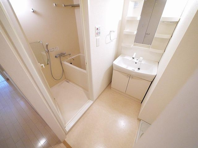 プリマヴェリーレの洗面所|大きめの鏡で身だしなみチェックも安心。