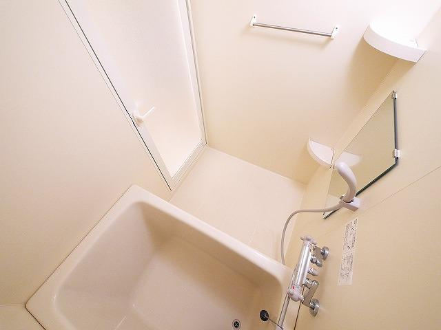 プリマヴェリーレの浴室|うれしい棚がありシャンプーなど置けますね。