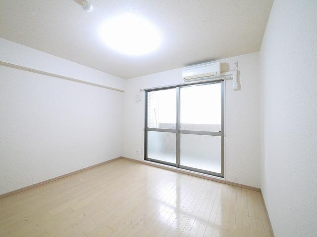 プリマヴェリーレの洋室|エアコンのある洋室です。