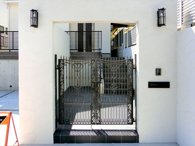 【外観】 | 吹田市青山台3丁目　新築一戸建て | 【現地モデルハウス】豪華な玄関で、お客様を、おもてなし♪