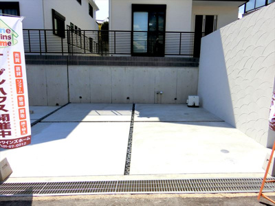 【駐車場】 | 吹田市青山台3丁目　新築一戸建て | 【現地モデルハウス】駐車場、並列で2台停めれます♪