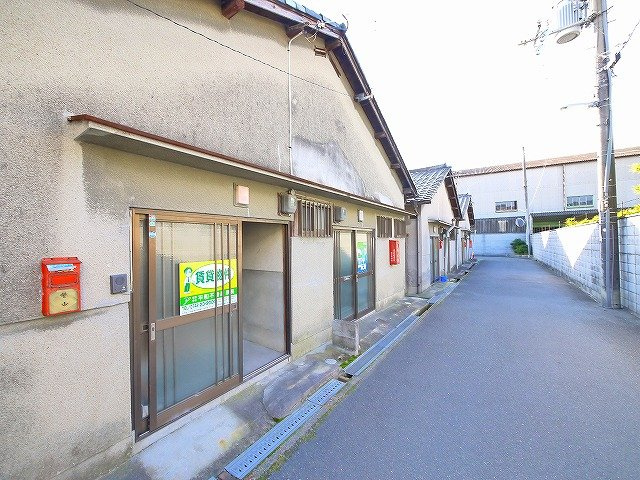 石川住宅のその他共用部分|レトロな外観です。