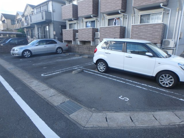 クレセントＫの駐車場