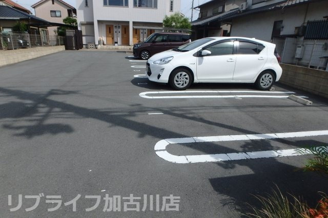 ラヴィータローザの駐車場