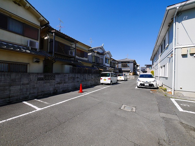 阪和阪手ドミールA棟の駐車場|車をお持ちの方に嬉しい駐車場付きの物件です