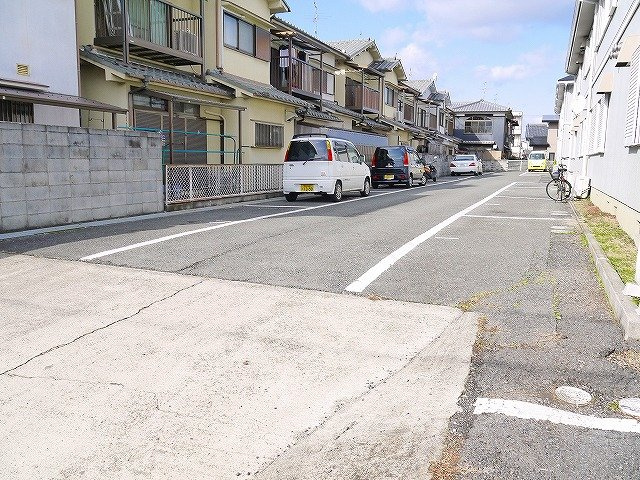 阪和阪手ドミールA棟の駐車場|駐車場に車を止められます