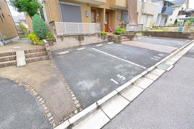 ベルデュール　クニミ　Ｄ棟の駐車場|駐車場があるので、車を買う予定の方も安心です