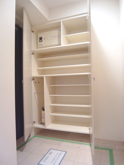 エスティメゾン浅草駒形の玄関|収納豊富なトールタイプのシューズＢＯＸ