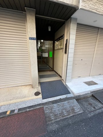 宝永ビルのエントランス