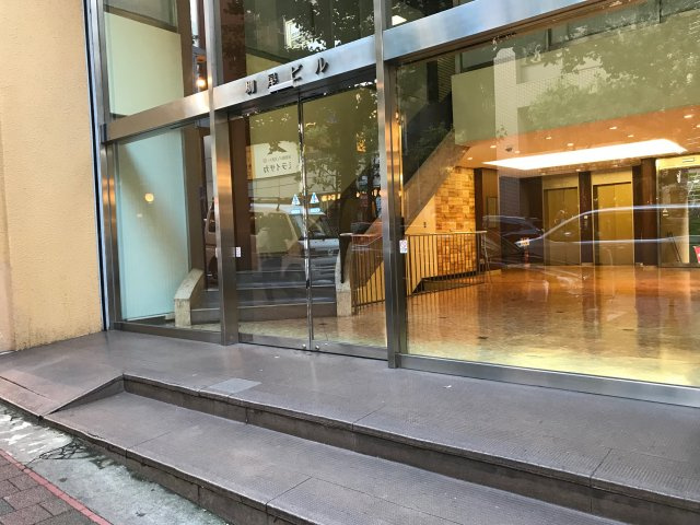 高田馬場柳屋ビルのエントランス
