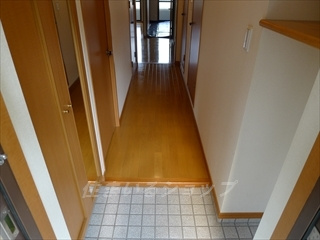 広島市安佐北区深川５丁目の賃貸マンションの玄関|ミラー付き大型シューズボックス