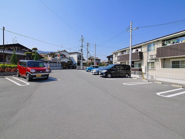 ガーデンハウスＭＵ　Ａ棟の駐車場|駐車場に車を止められます