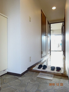 【展望】 | 玄関から室内への景観です！右手に洋室5.4帖のお部屋、左手にシューズボックス・洗面所があります★