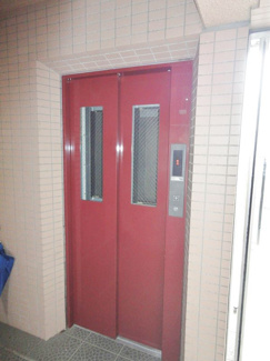 【エントランス】 | 2階までエレベーターでラクラク上がれます♪疲れた時や荷物の多いときにもエレベーターは嬉しい★