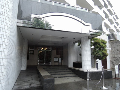 【エントランス】 | コスモヒルズ磯子台 | JR根岸線「磯子」駅徒歩11分。丘のふもとから坂の頂上付近までのアクセス可能の「グランドエレベーター（有料片道50円）有」