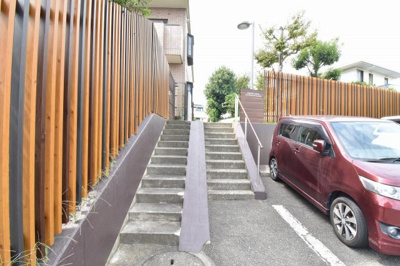 【その他共用部分】 | グランビスタ横浜三ツ沢 | 駐車場共用部分階段