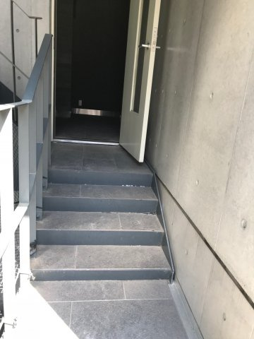 ノワールアライのエントランス