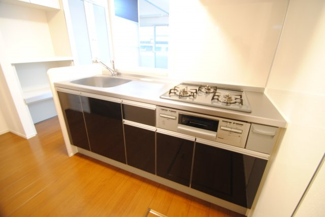 ファシリオンのキッチン|システムキッチン、ガス3口コンロ
内装イメージ：同物件別室