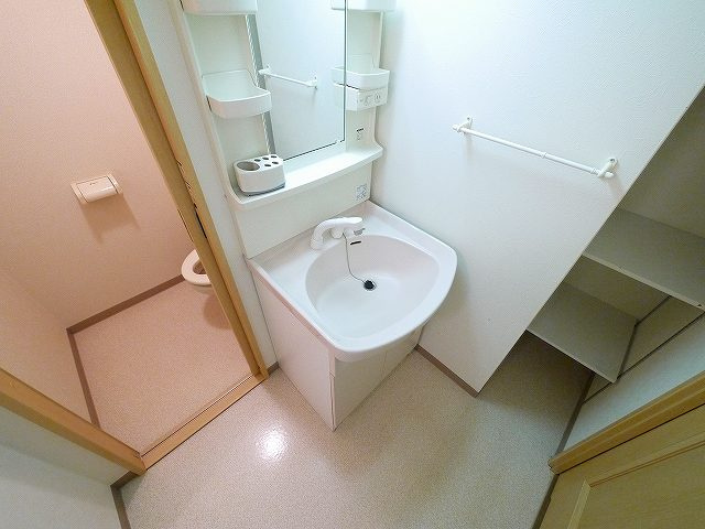 OMマンション東生駒の洗面所|忙しい朝には欠かせない洗面所です