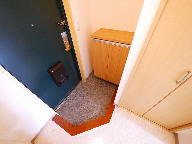 OMマンション東生駒の玄関