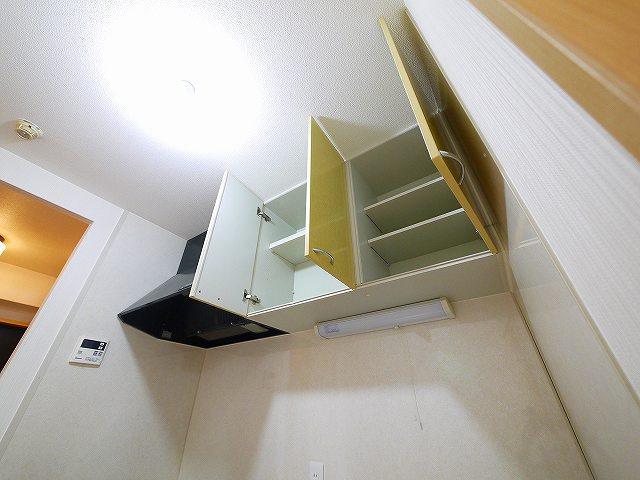 OMマンション東生駒のキッチン|きれいなキッチンで収納豊富
