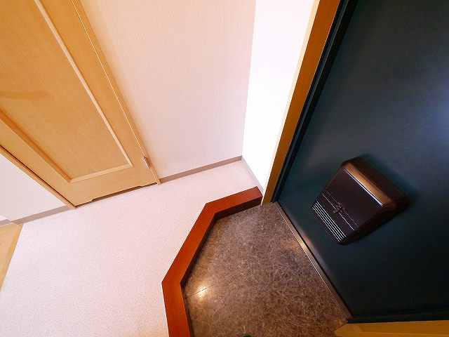 OMマンション東生駒の玄関|落ち着いた玄関です
