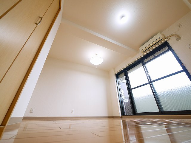 OMマンション東生駒の洋室|落ち着いた色調の洋室です