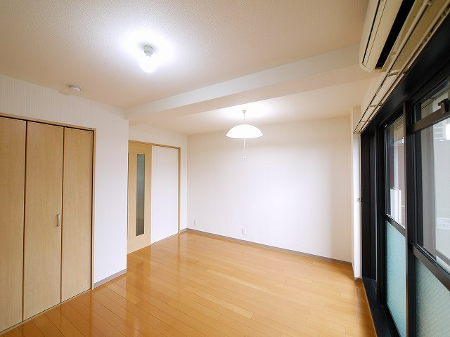 OMマンション東生駒の寝室|広くて明るい寝室