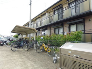 【その他共用部分】 | 屋根付きの駐輪場で雨が降っても大切な自転車が濡れなくてすみますね♪駅まで自転車もおすすめです！