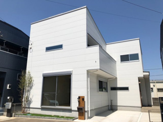 【前面道路含む現地写真】 | 南面は位置指定道路に面しているのでワイドサッシをつけました。
日当たり良好です。