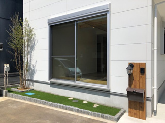 【外観】 | 玄関ポーチも広めに作りました。
玄関から出ても広さに余裕があるので安心ですね。